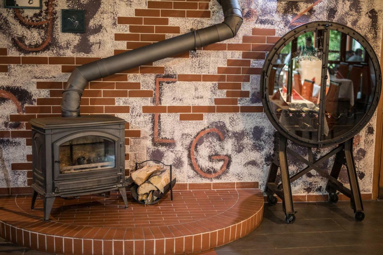 Red Deer Hotel ブレズノ エクステリア 写真